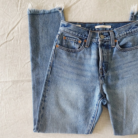 Levi’s Wedgie Frayed Jeans - Picture 10 of 11